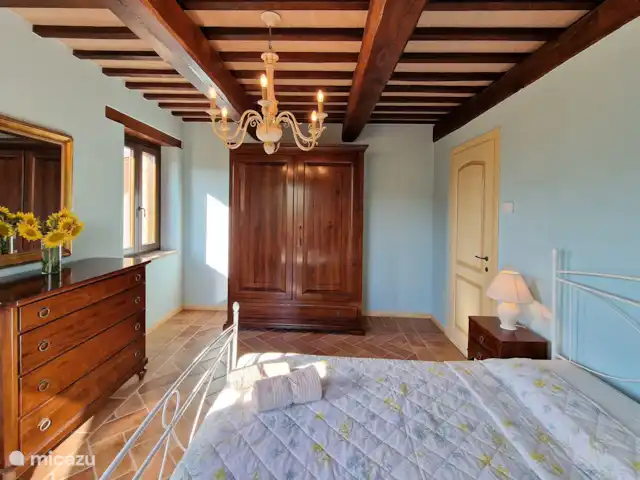 Villa Montserrat en Italia, Marche, Montelparo - villa En esta foto se puede ver un dormitorio decorado en un estilo moderno y antiguo, con todo lo necesario para un sueño lo más tranquilo posible durante sus vacaciones.