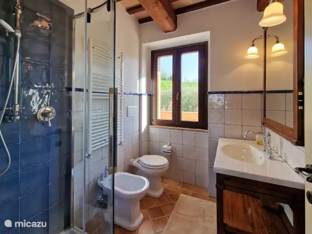 Villa Montserrat en Italia, Marche, Montelparo - villa En esta foto se puede ver un baño como en las películas, perfecto para una ducha caliente para relajarse después de un largo día junto a la piscina.