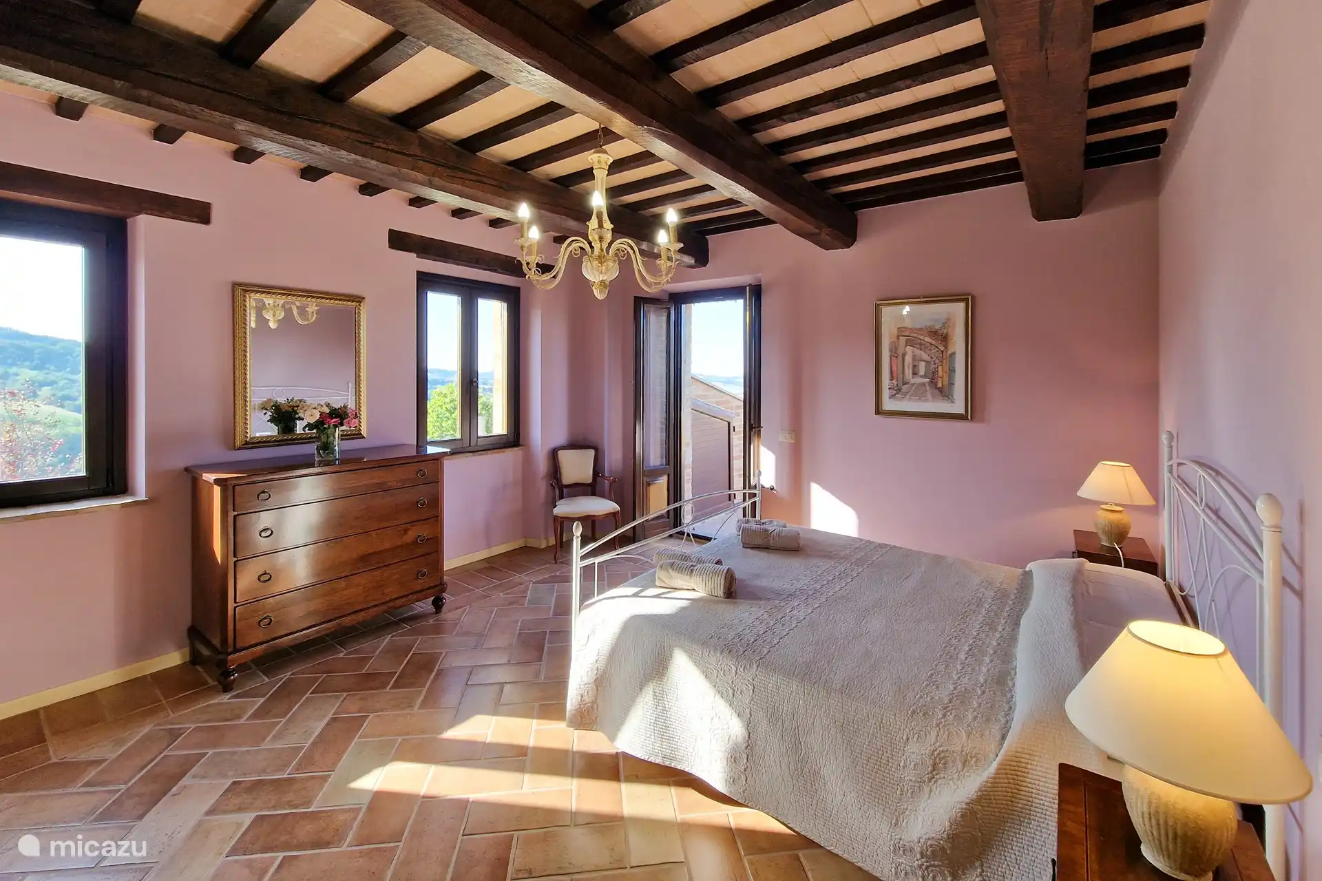 Auf diesem Foto sehen Sie ein Schlafzimmer, das in einem modernen und antiken Stil eingerichtet ist, mit allem, was Sie für einen möglichst ruhigen Schlaf während Ihres Urlaubs benötigen.