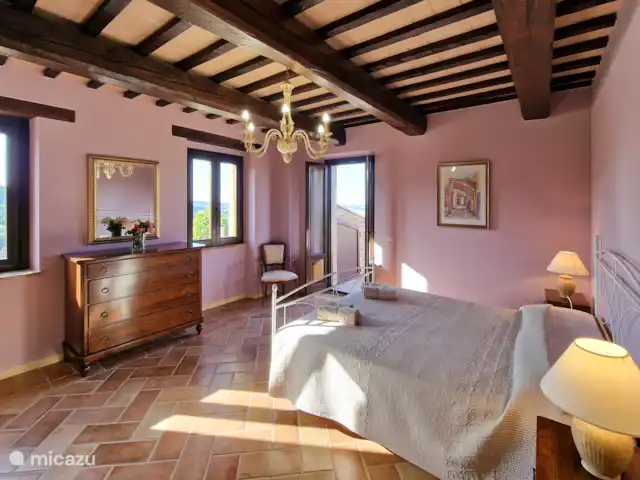 Villa Montserrat en Italia, Marche, Montelparo - villa En esta foto se puede ver un dormitorio decorado en un estilo moderno y antiguo, con todo lo necesario para un sueño lo más tranquilo posible durante sus vacaciones.