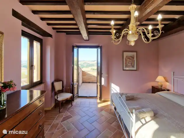 Villa Montserrat en Italia, Marche, Montelparo - villa En esta foto se puede ver un dormitorio decorado en un estilo moderno y antiguo, con todo lo necesario para un sueño lo más tranquilo posible durante sus vacaciones.