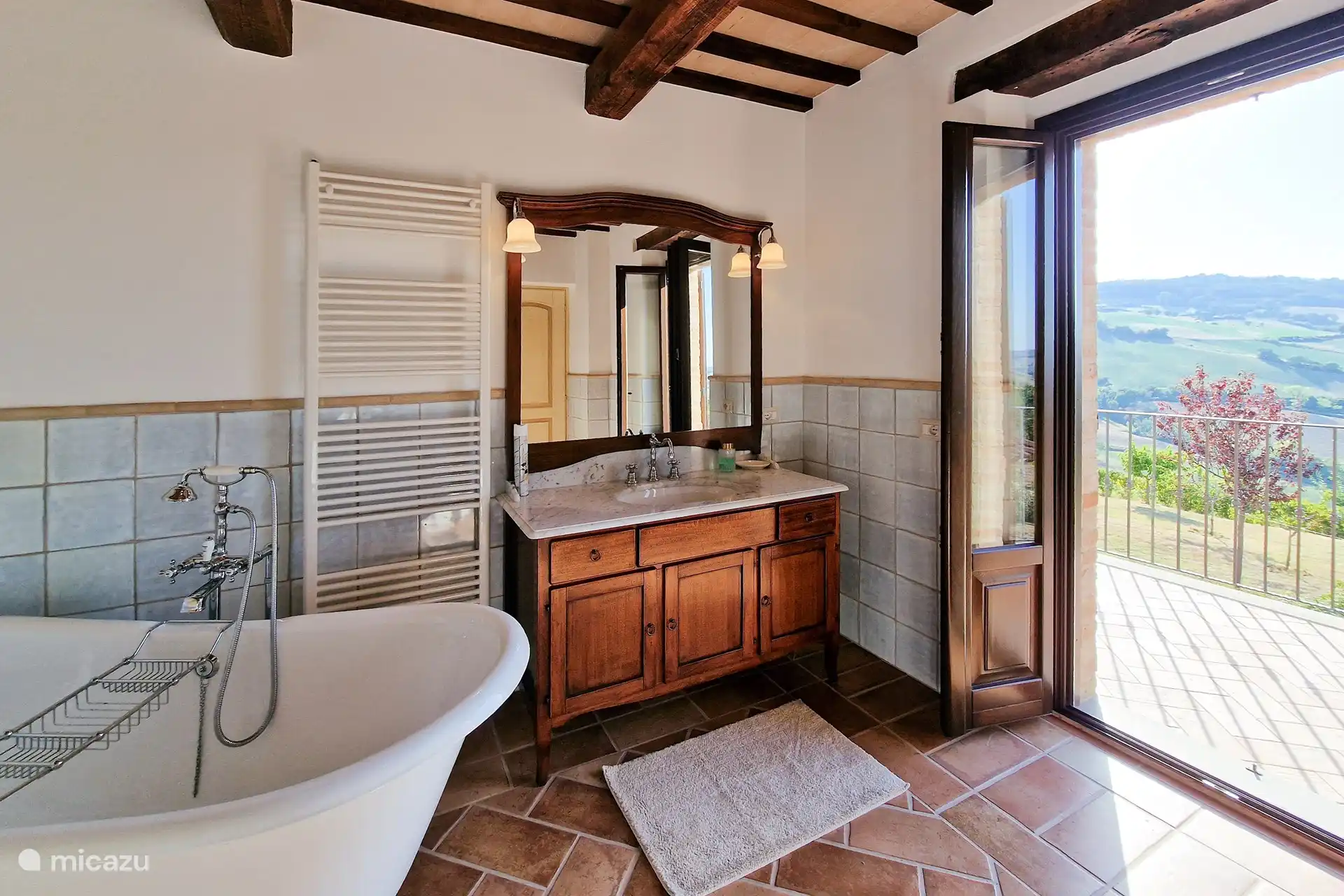 Auf diesem Foto sehen Sie ein Badezimmer wie in Filmen, perfekt für eine heiße Dusche, um sich nach einem langen Tag am Pool zu entspannen.