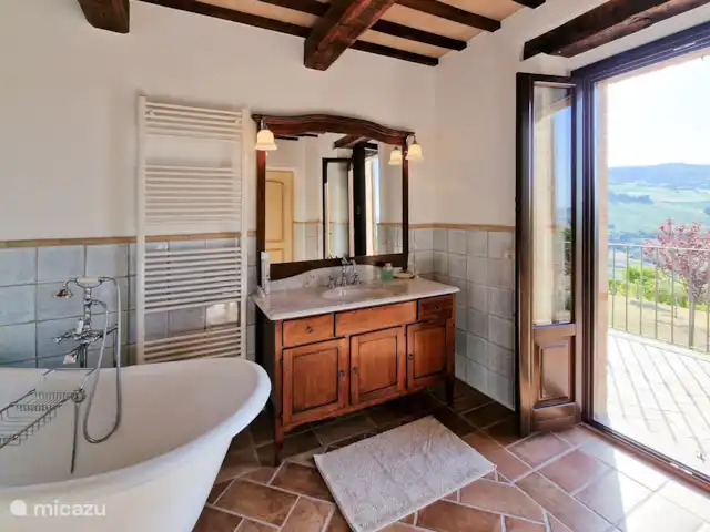 Villa Montserrat en Italia, Marche, Montelparo - villa En esta foto se puede ver un baño como en las películas, perfecto para una ducha caliente para relajarse después de un largo día junto a la piscina.