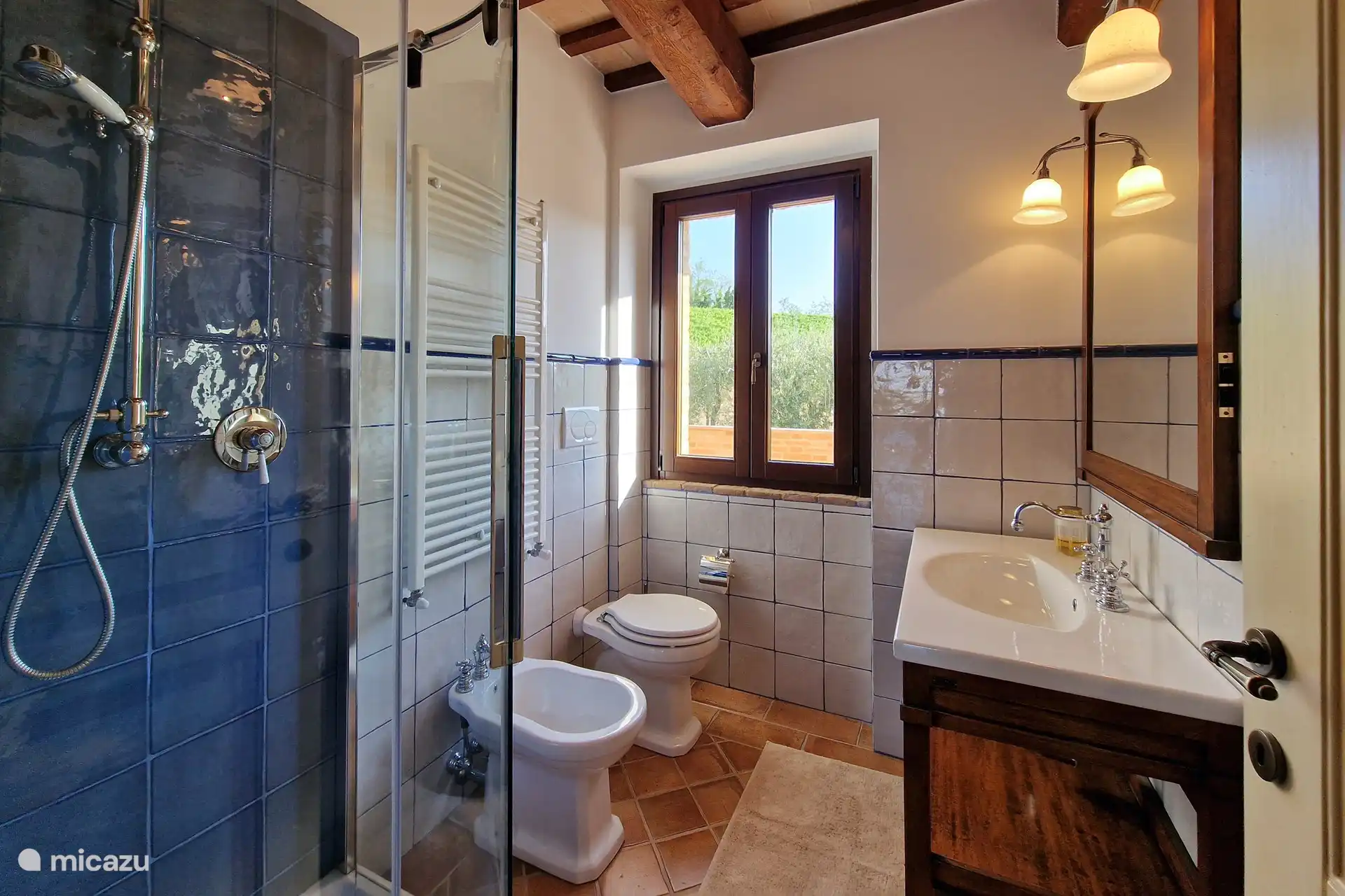 Auf diesem Foto sehen Sie ein Badezimmer wie in Filmen, perfekt für eine heiße Dusche, um sich nach einem langen Tag am Pool zu entspannen.