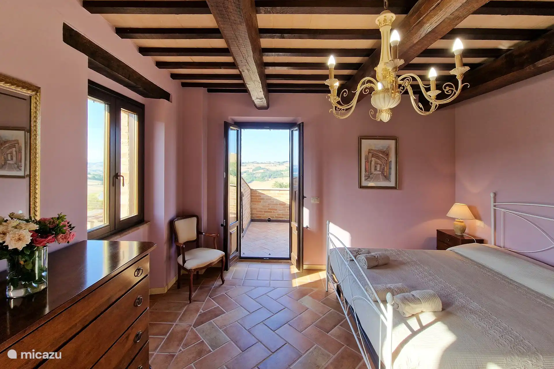 Auf diesem Foto sehen Sie ein Schlafzimmer, das in einem modernen und antiken Stil eingerichtet ist, mit allem, was Sie für einen möglichst ruhigen Schlaf während Ihres Urlaubs benötigen.