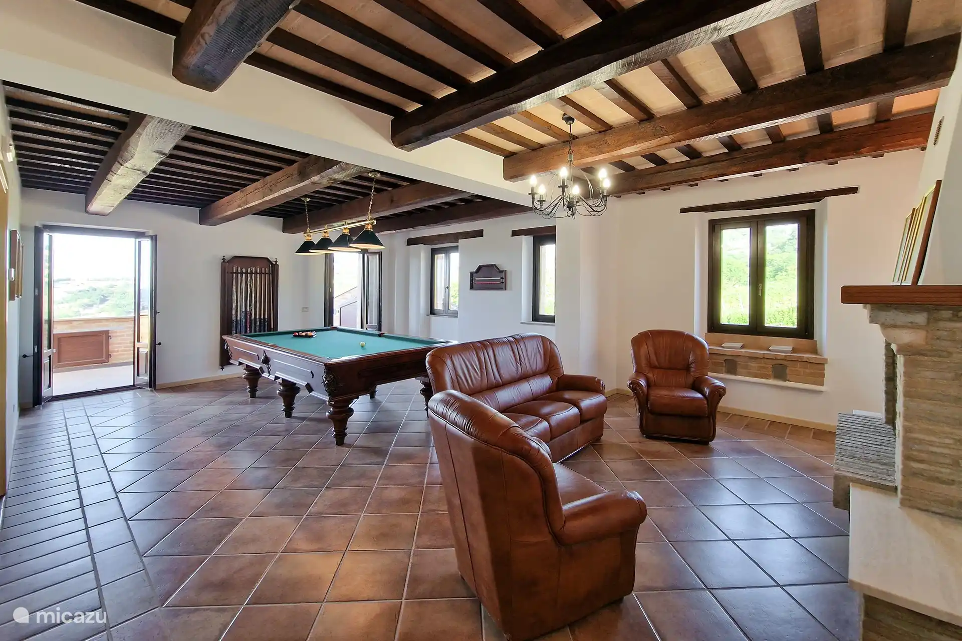 Auf diesem Foto sehen Sie einen schönen Billardtisch, eines der besonderen Dinge unserer Stadt, an dem Sie Ihre Tage verbringen können, um Spaß zu haben, nicht nur für die Liebenden, sondern auch um mit den Menschen zu spielen, die Sie lieben.