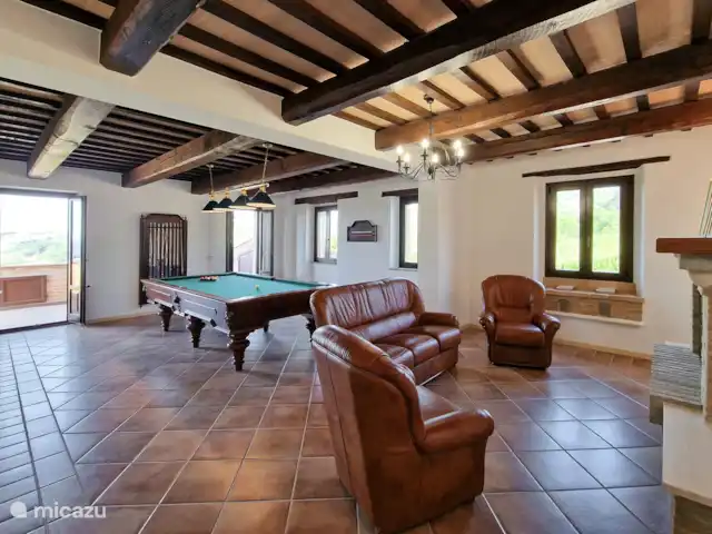 Villa Montserrat en Italia, Marche, Montelparo - villa En esta foto puedes ver una hermosa mesa de billar, una de las cosas especiales de nuestra ciudad, donde puedes pasar tus días divirtiéndote, no solo para los enamorados, sino también para jugar con las personas que amas.