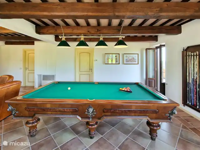 Villa Montserrat en Italia, Marche, Montelparo - villa En esta foto puedes ver una hermosa mesa de billar, una de las cosas especiales de nuestra ciudad, donde puedes pasar tus días divirtiéndote, no solo para los enamorados, sino también para jugar con las personas que amas.
