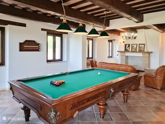 Villa Montserrat en Italia, Marche, Montelparo - villa En esta foto puedes ver una hermosa mesa de billar, una de las cosas especiales de nuestra ciudad, donde puedes pasar tus días divirtiéndote, no solo para los enamorados, sino también para jugar con las personas que amas.