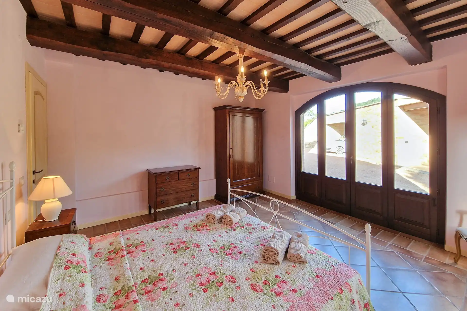 Auf diesem Foto sehen Sie ein Schlafzimmer, das in einem modernen und antiken Stil eingerichtet ist, mit allem, was Sie für einen möglichst ruhigen Schlaf während Ihres Urlaubs benötigen.