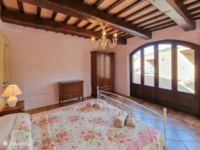 Villa Montserrat en Italia, Marche, Montelparo - villa En esta foto se puede ver un dormitorio decorado en un estilo moderno y antiguo, con todo lo necesario para un sueño lo más tranquilo posible durante sus vacaciones.