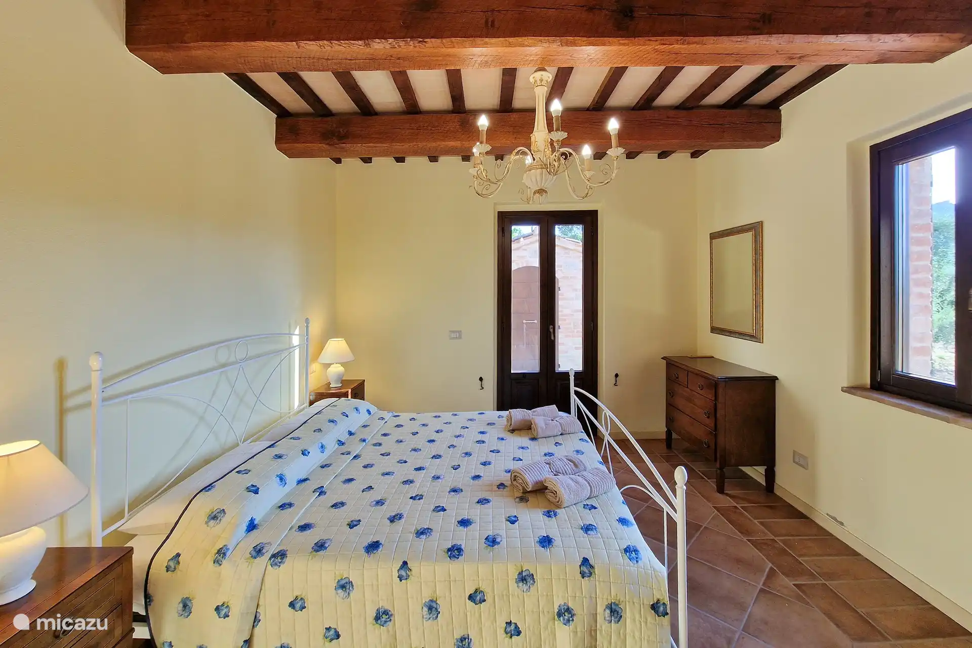 Auf diesem Foto sehen Sie ein Schlafzimmer, das in einem modernen und antiken Stil eingerichtet ist, mit allem, was Sie für einen möglichst ruhigen Schlaf während Ihres Urlaubs benötigen.