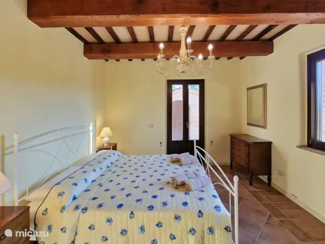Villa Montserrat en Italia, Marche, Montelparo - villa En esta foto se puede ver un dormitorio decorado en un estilo moderno y antiguo, con todo lo necesario para un sueño lo más tranquilo posible durante sus vacaciones.