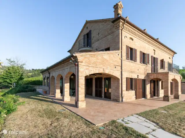 Villa Montserrat en Italia, Marche, Montelparo - villa En esta foto, puedes ver un panorama completo de la casa como un castillo donde pasarás tus vacaciones con tu familia y seres queridos.