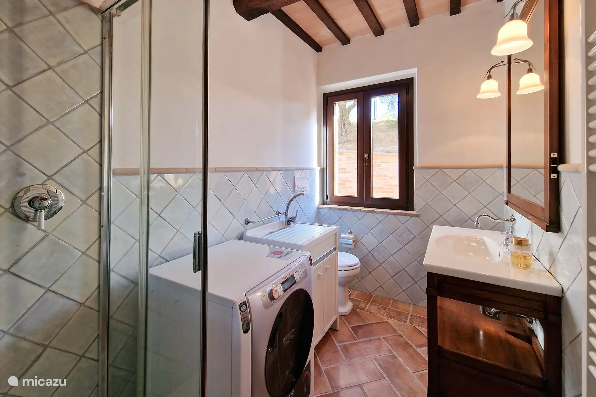 Auf diesem Foto sehen Sie ein Badezimmer wie in Filmen, perfekt für eine heiße Dusche, um sich nach einem langen Tag am Pool zu entspannen.