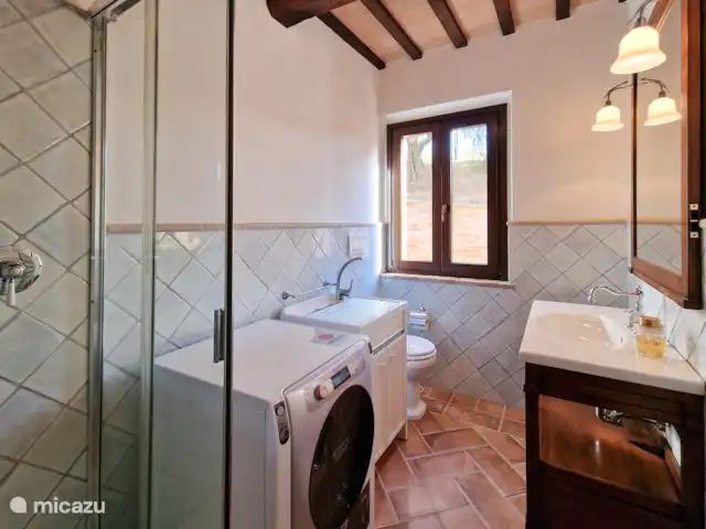 Villa Montserrat en Italia, Marche, Montelparo - villa En esta foto se puede ver un baño como en las películas, perfecto para una ducha caliente para relajarse después de un largo día junto a la piscina.