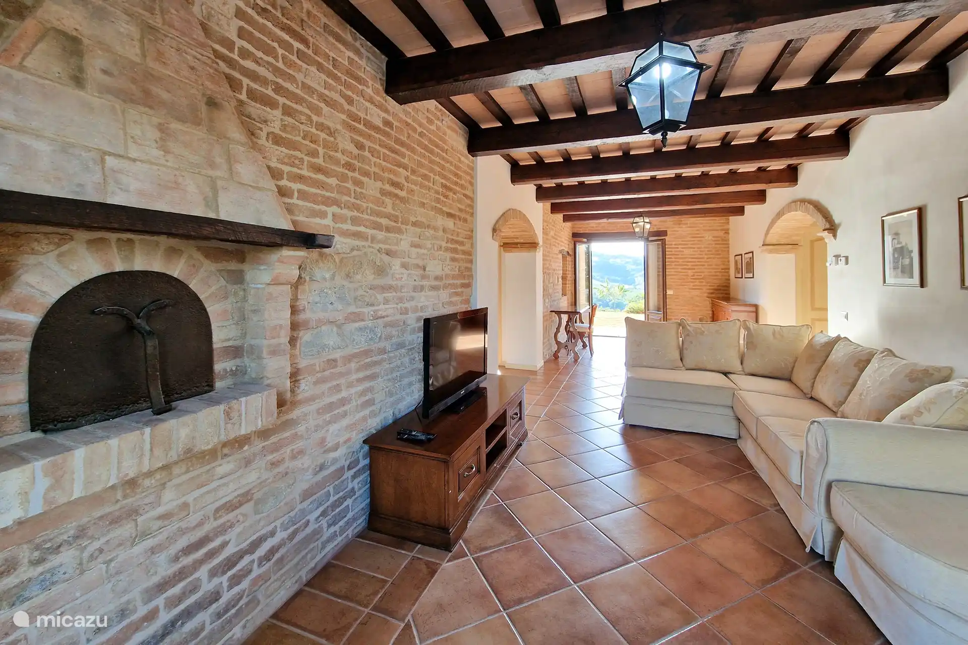 Auf diesem Foto sehen Sie einen Raum im Haus, in dem Sie Ihren Lieblingsfilm ansehen können.