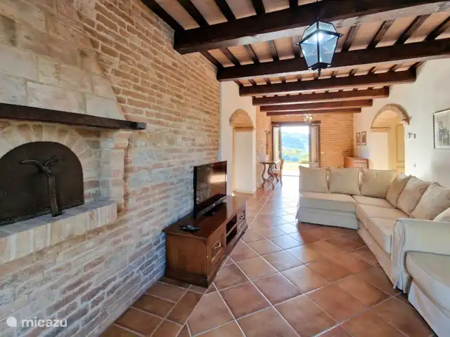 Villa Montserrat en Italia, Marche, Montelparo - villa En esta foto puedes ver una habitación de la casa que puedes usar para ver tu película favorita.