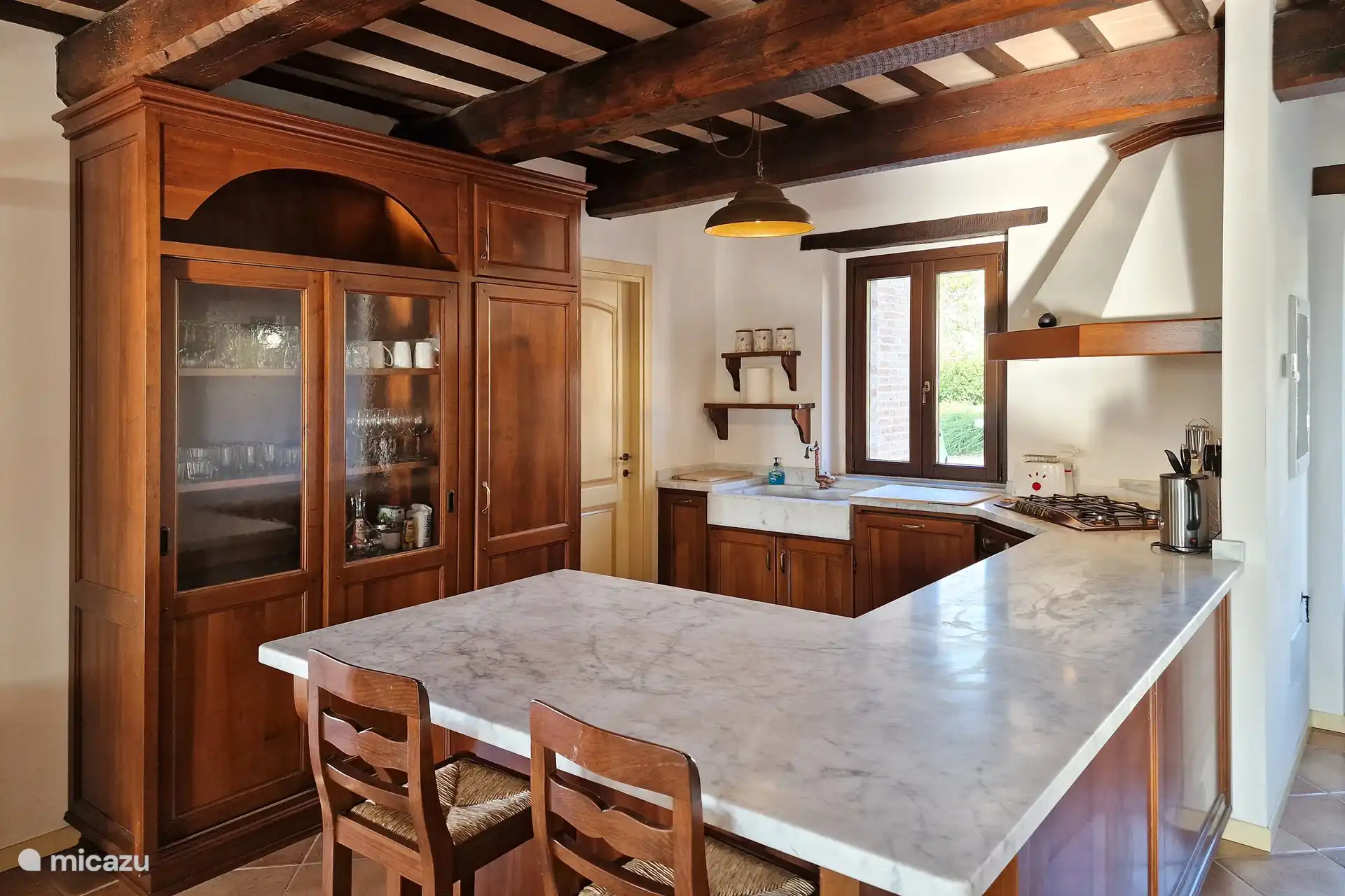 Auf diesem Foto sehen Sie eine schöne und große Küche in der Nähe, in der Sie Ihre Lieblingsgerichte für die Menschen kochen können, die Sie lieben.