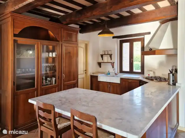 Villa Montserrat en Italia, Marche, Montelparo - villa En esta foto puedes ver una hermosa y amplia cocina cerca, donde puedes cocinar tus platos favoritos para las personas que amas.