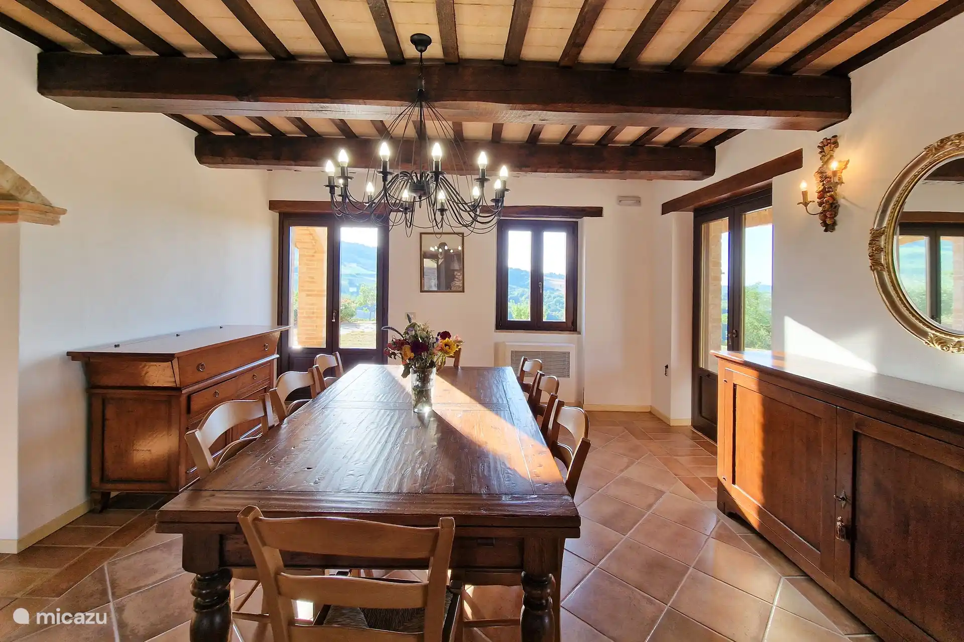 Auf diesem Foto sehen Sie den großen Salon mit Tischen und Stühlen, in dem Sie sich mit Ihrer Familie treffen können, um während Ihres Urlaubs Frühstück, Mittag- und Abendessen zu genießen. Und um die traditionellen Gerichte unserer Region voller Geschmack und Frische zu genießen.