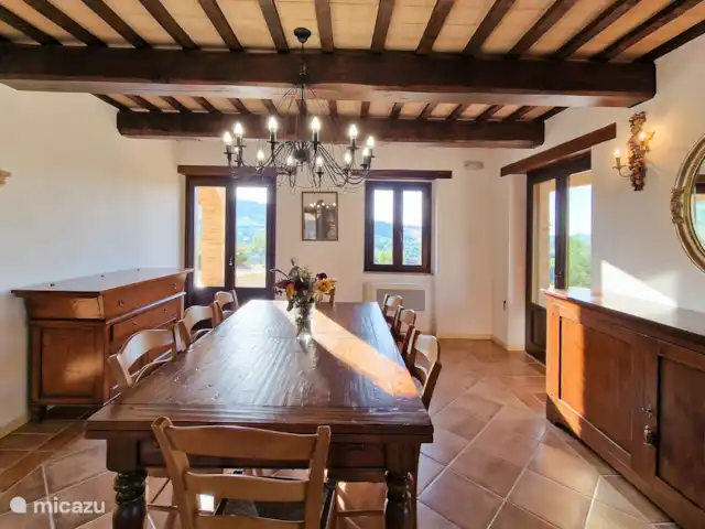 Villa Montserrat en Italia, Marche, Montelparo - villa En esta foto puedes ver el gran salón con mesas y sillas para reunirte con tu familia para disfrutar del desayuno, el almuerzo y la cena durante tus vacaciones. Y disfrutar de los platos tradicionales de nuestra región, llenos de sabor y frescura.