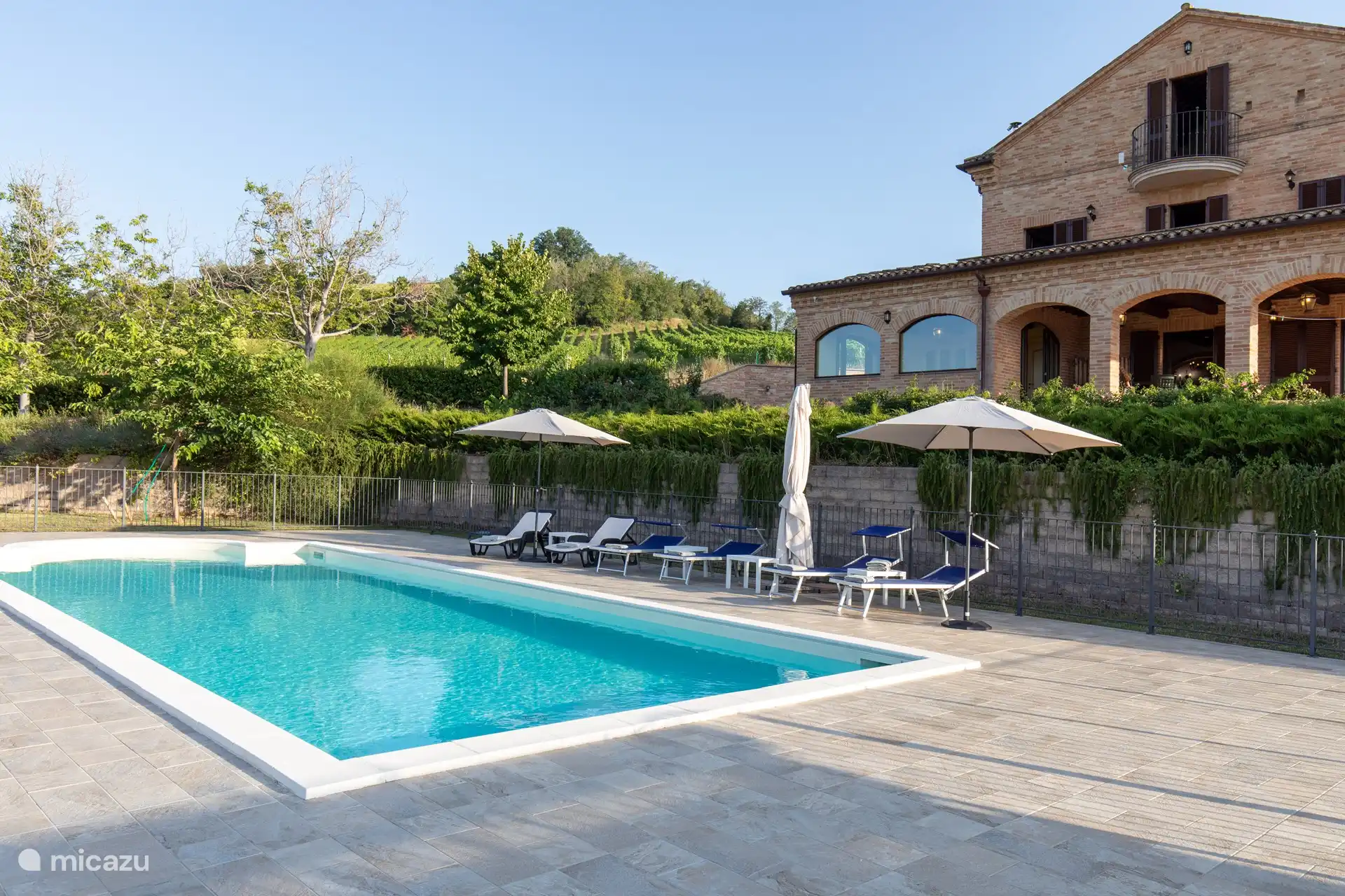 Dies ist ein wunderschönes Foto, auf dem Sie das Haus und den Pool perfekt sehen können. Eine atemberaubende Aussicht.