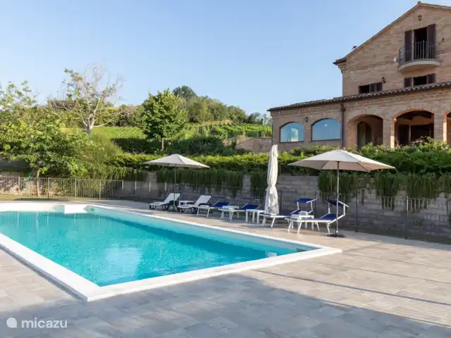 Villa Montserrat en Italia, Marche, Montelparo - villa Esta es una hermosa foto donde se puede ver la casa y la piscina perfectamente. Una vista impresionante.