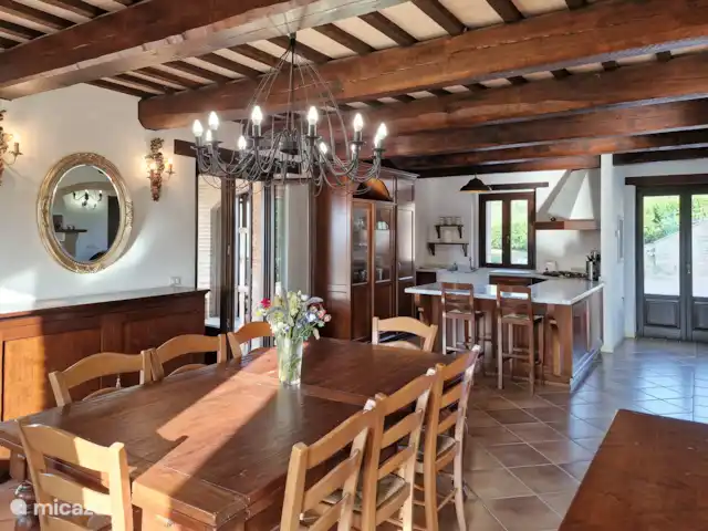 Villa Montserrat en Italia, Marche, Montelparo - villa En esta foto se puede ver la mesa de comedor para el desayuno, el almuerzo y la cena, y también una amplia cocina para los amantes de la cocina.