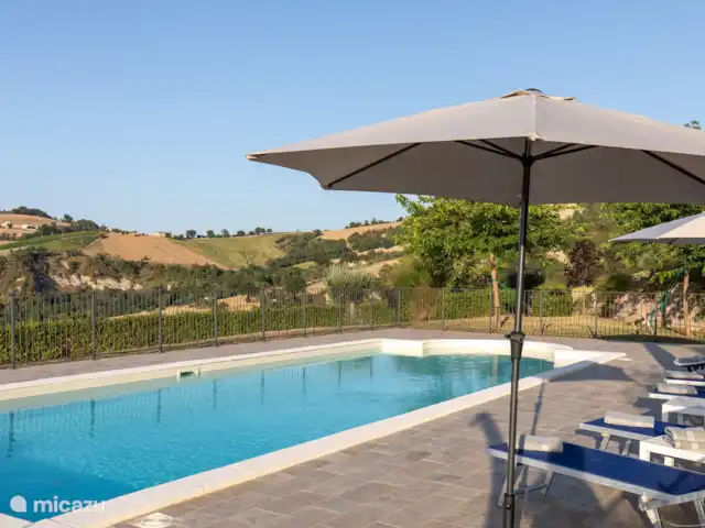 Villa Montserrat en Italia, Marche, Montelparo - villa En esta foto se puede ver la hermosa y majestuosa piscina, rodeada por la impresionante vista de los cerros con colores que relajan los ojos y la mente. Perfecto para pasar las vacaciones de tus sueños en Italia.