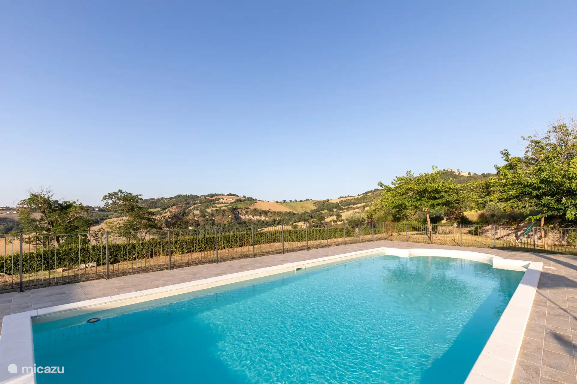 Auf diesem Foto sehen Sie den schönen, majestätischen Pool, umgeben von dem atemberaubenden Blick auf die Hügel mit Farben, die die Augen und den Geist entspannen. Perfekt, um Ihren Traumurlaub in Italien zu verbringen.