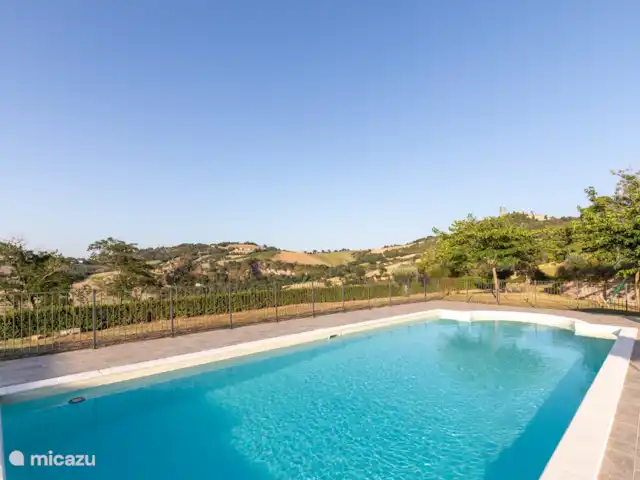 Villa Montserrat en Italia, Marche, Montelparo - villa En esta foto se puede ver la hermosa y majestuosa piscina, rodeada por la impresionante vista de los cerros con colores que relajan los ojos y la mente. Perfecto para pasar las vacaciones de tus sueños en Italia.