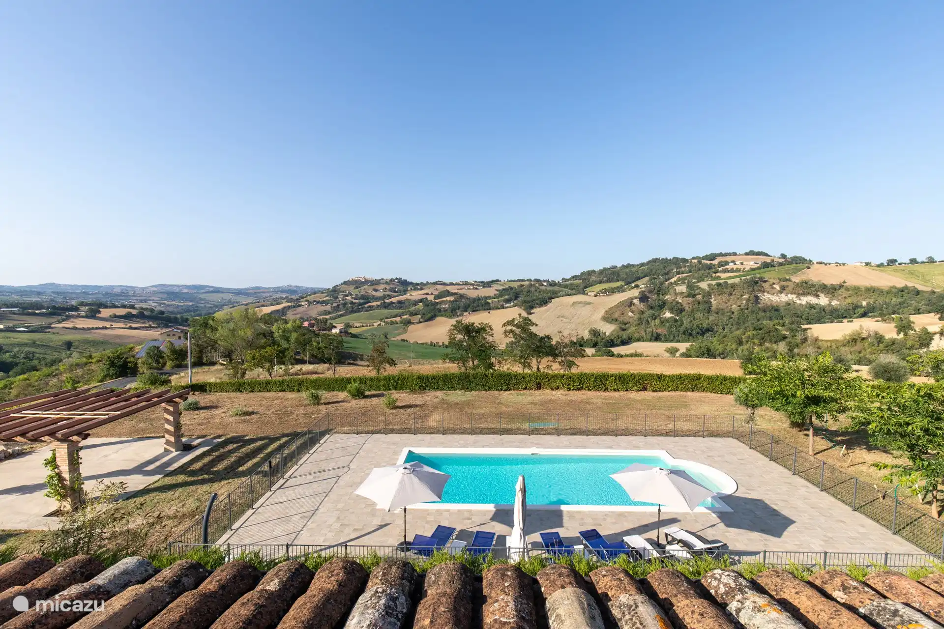 Auf diesem Foto sehen Sie den schönen, majestätischen Pool, umgeben von dem atemberaubenden Blick auf die Hügel mit Farben, die die Augen und den Geist entspannen. Perfekt, um Ihren Traumurlaub in Italien zu verbringen.