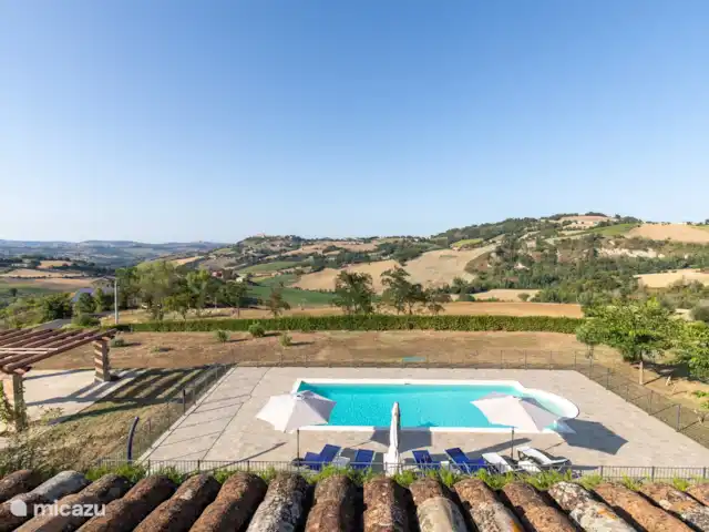 Villa Montserrat en Italia, Marche, Montelparo - villa En esta foto se puede ver la hermosa y majestuosa piscina, rodeada por la impresionante vista de los cerros con colores que relajan los ojos y la mente. Perfecto para pasar las vacaciones de tus sueños en Italia.