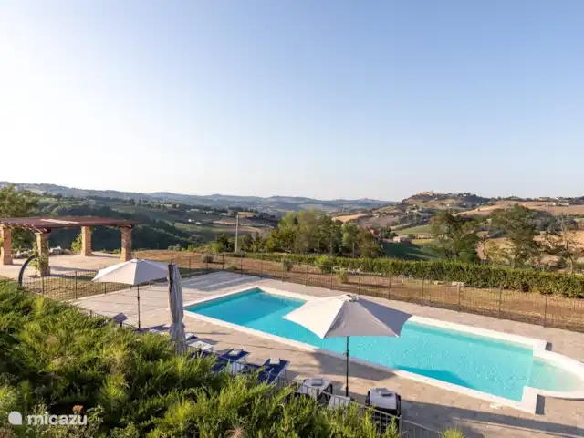 Villa Montserrat en Italia, Marche, Montelparo - villa En esta foto se puede ver la hermosa y majestuosa piscina, rodeada por la impresionante vista de los cerros con colores que relajan los ojos y la mente. Perfecto para pasar las vacaciones de tus sueños en Italia.