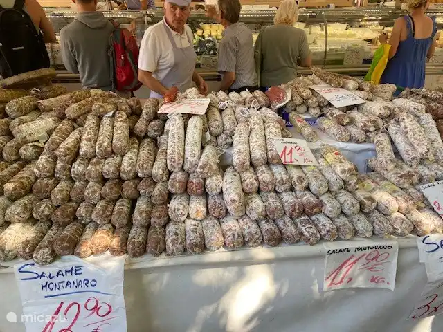 Salami op de markt
