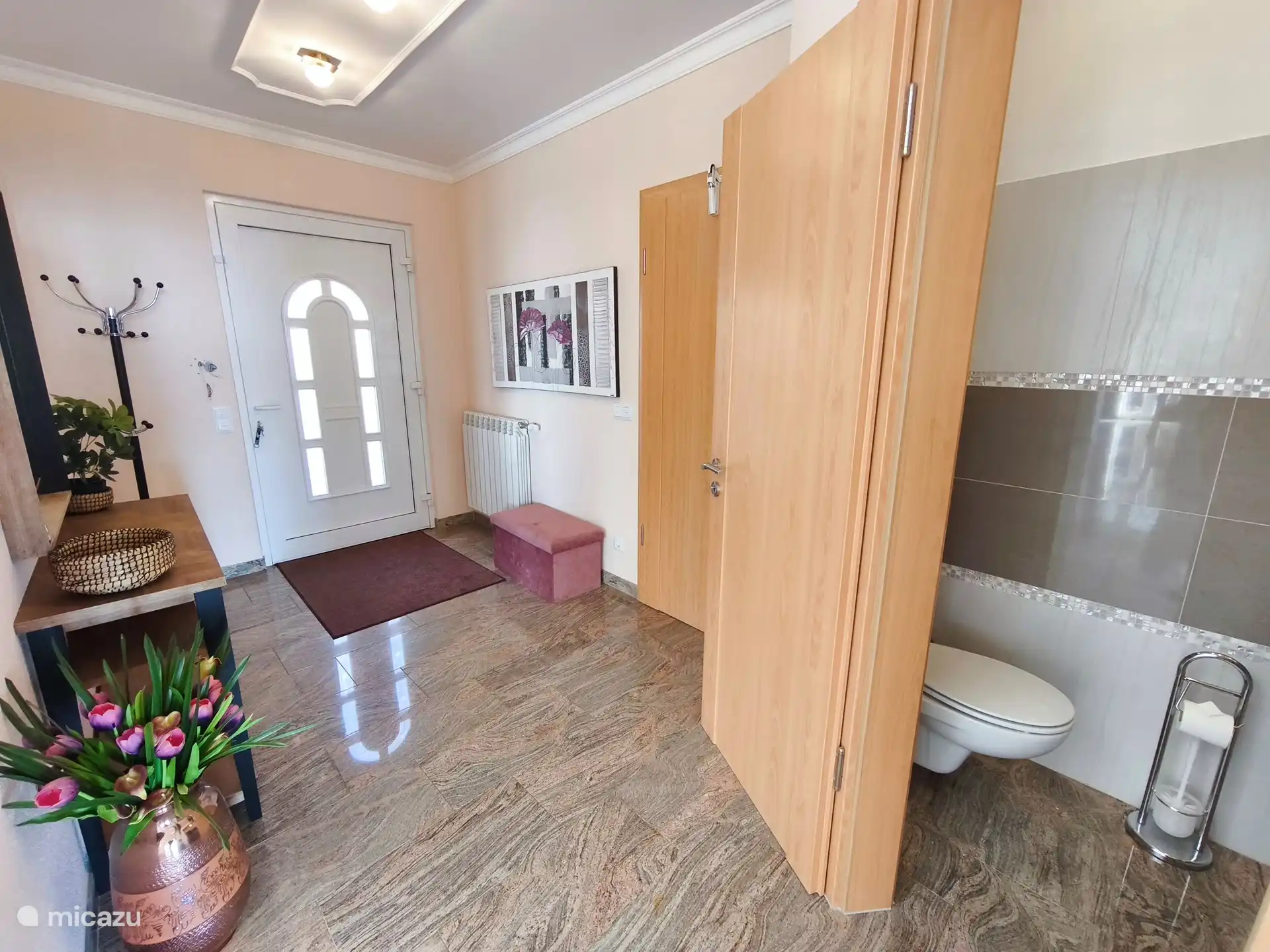 Avec toilettes sur votre gauche à l’entrée