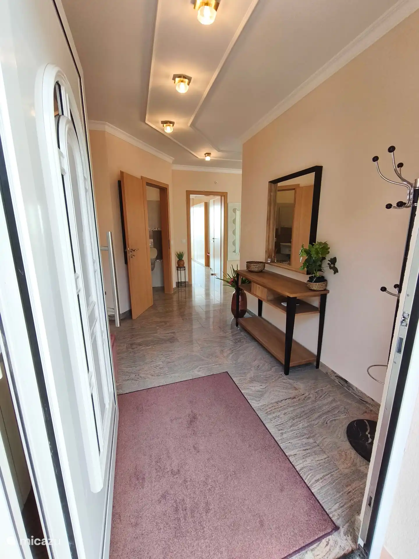 De l’autre côté, vous pouvez également voir la chambre à coucher ici