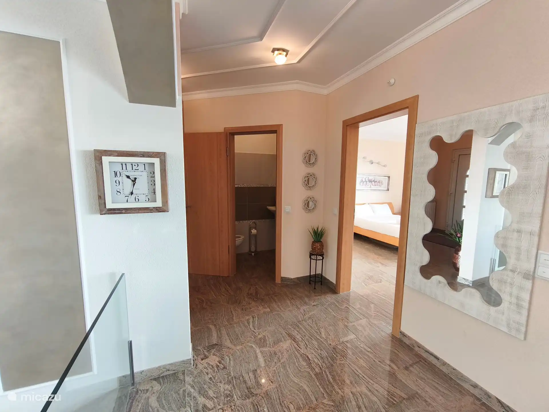 Il est adjacent aux toilettes séparées