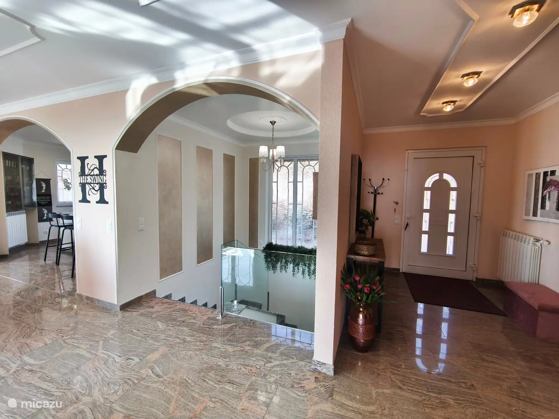 Entrée - escalier menant à l’étage inférieur