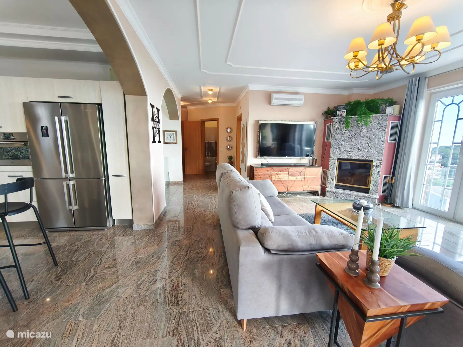 Salon spacieux avec cuisine ouverte