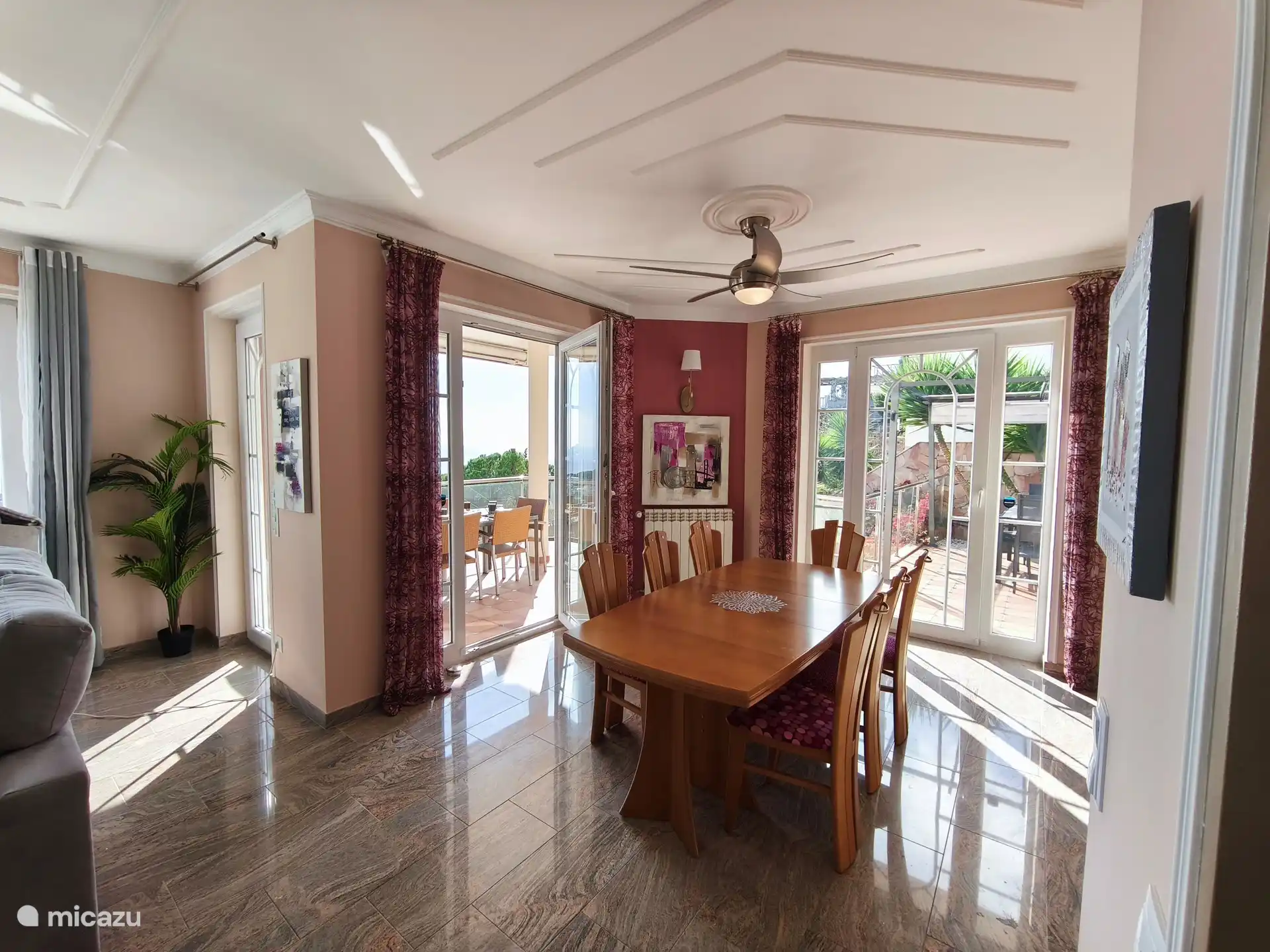 Du salon, vous accédez à la terrasse à l’étage