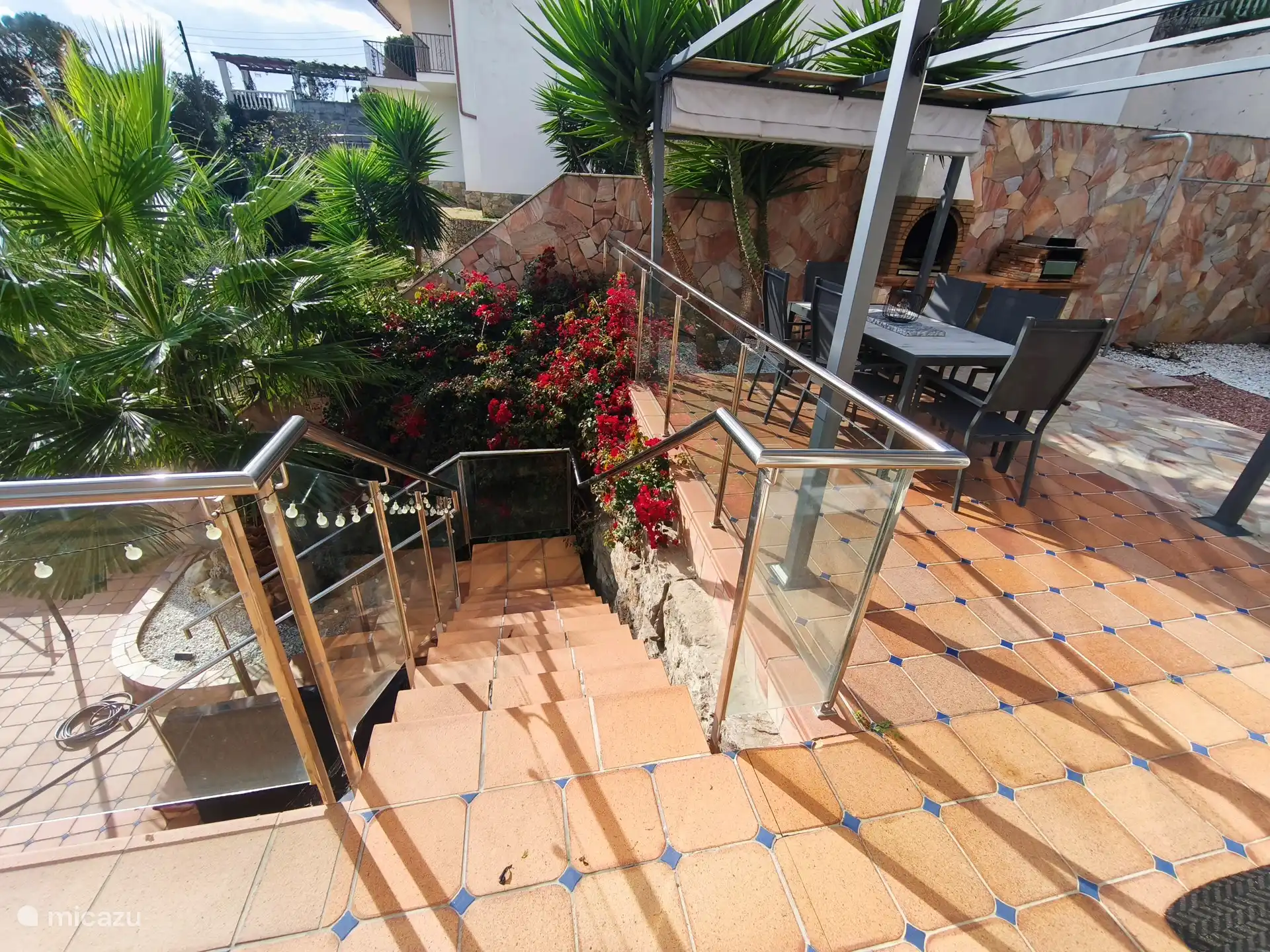 Escalier menant à la piscine