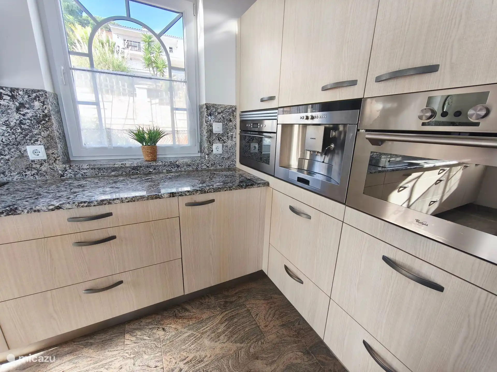 Four - micro-ondes - et machine à café à grains intégrée