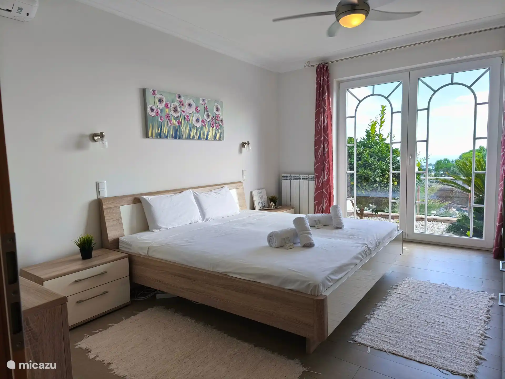 Cette chambre dispose d’un lit de 2,00 x 2,00