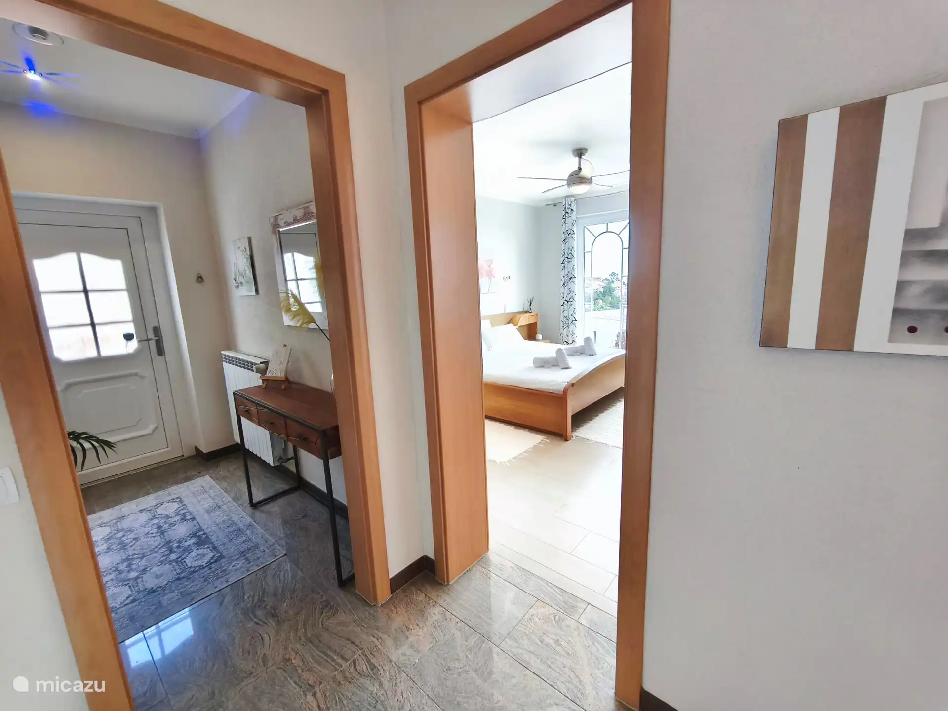 Le rez-de-chaussée a également sa propre entrée 