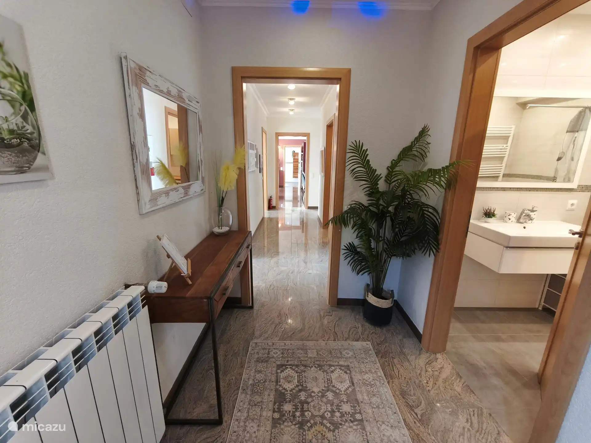 Vous y trouverez également deux salles de bains, dont une avec douche