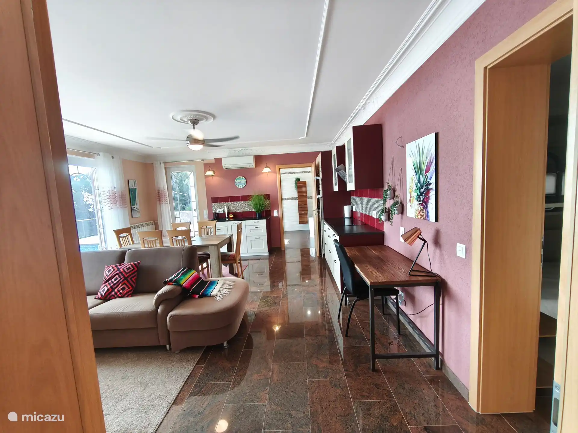 Salon avec cuisine ouverte et à droite, vous verrez la troisième chambre en bas