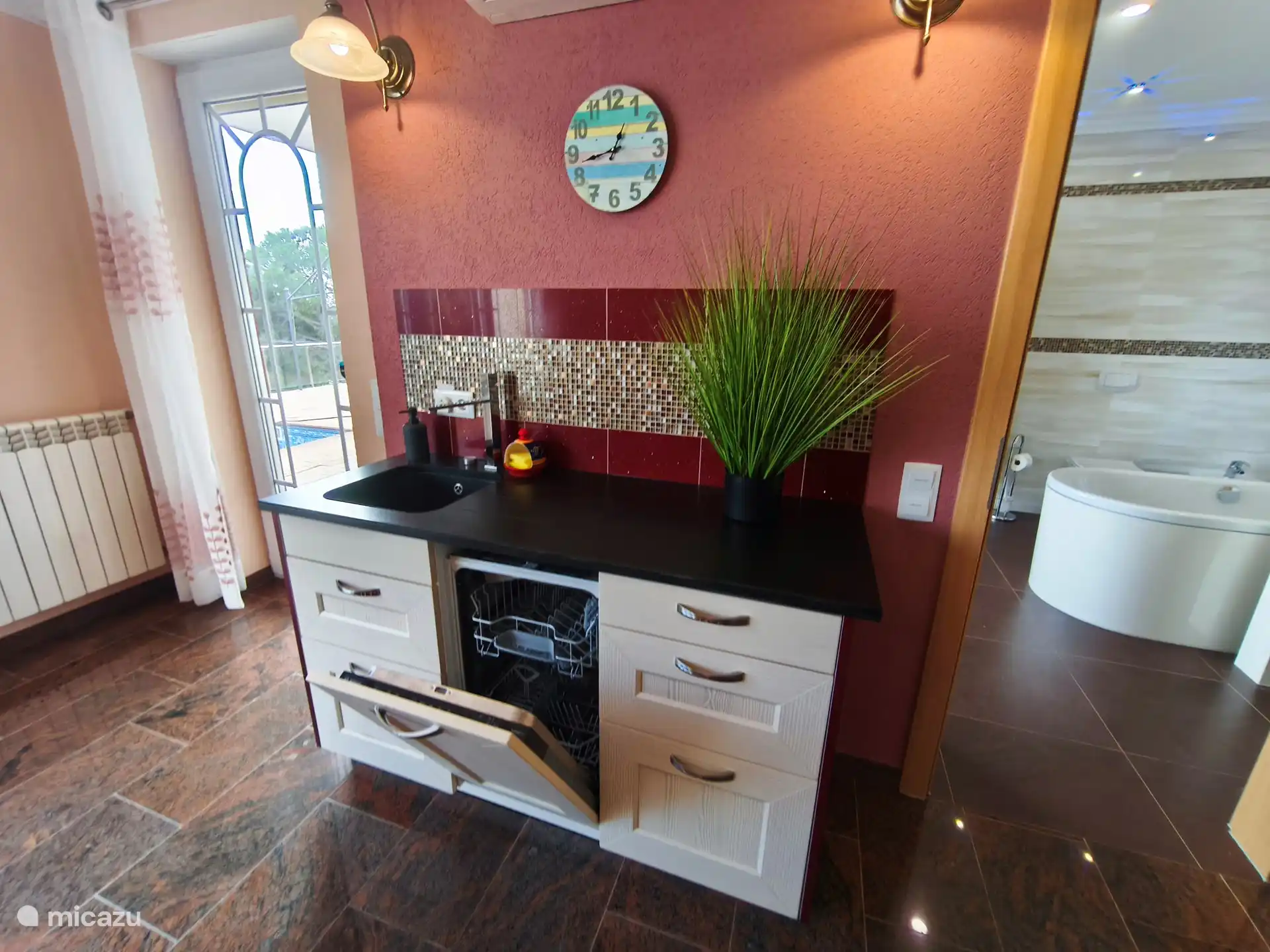 Il y a aussi un petit lave-vaisselle en bas