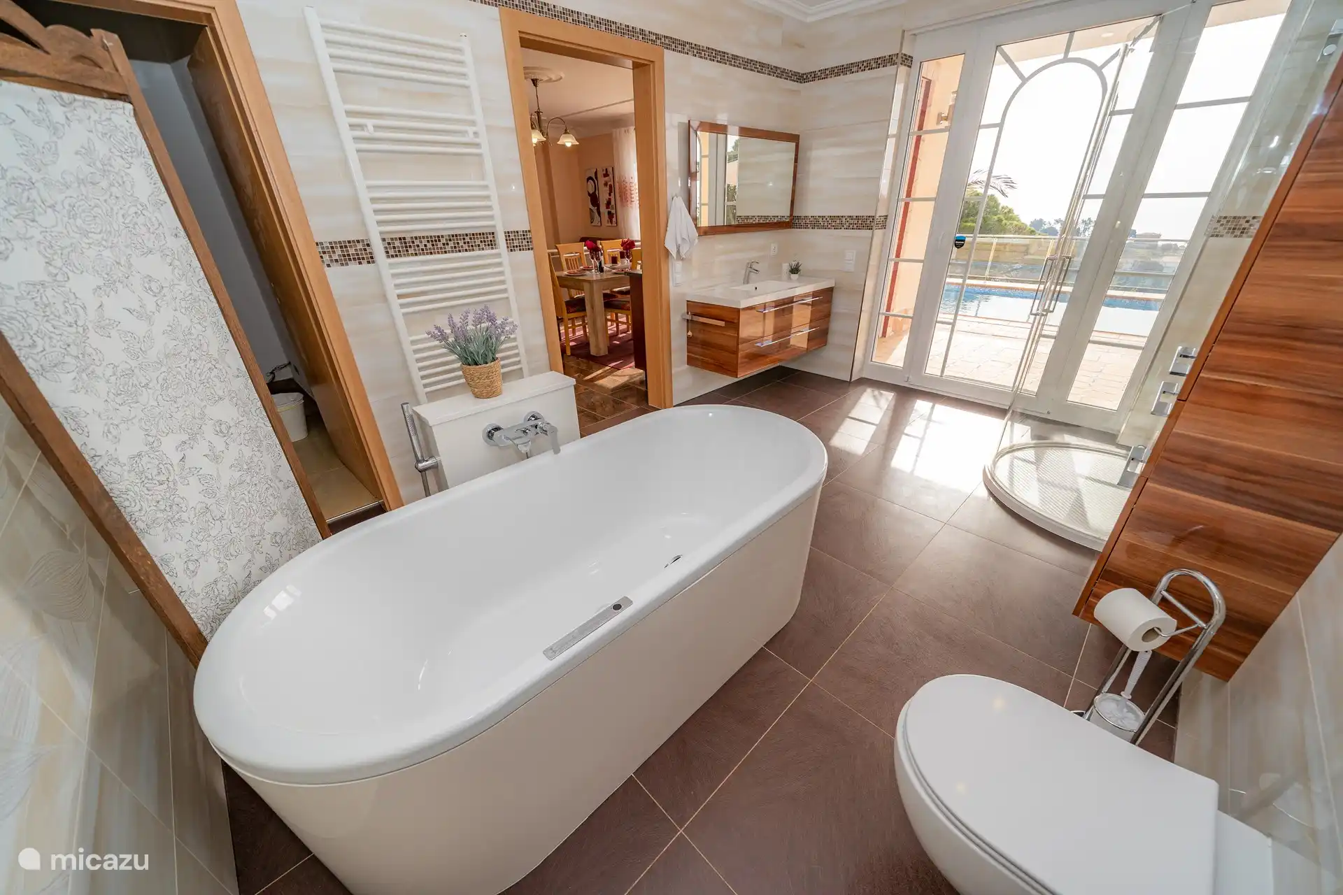 Et une autre belle grande salle de bain où l’on peut voir la mer depuis le bain !